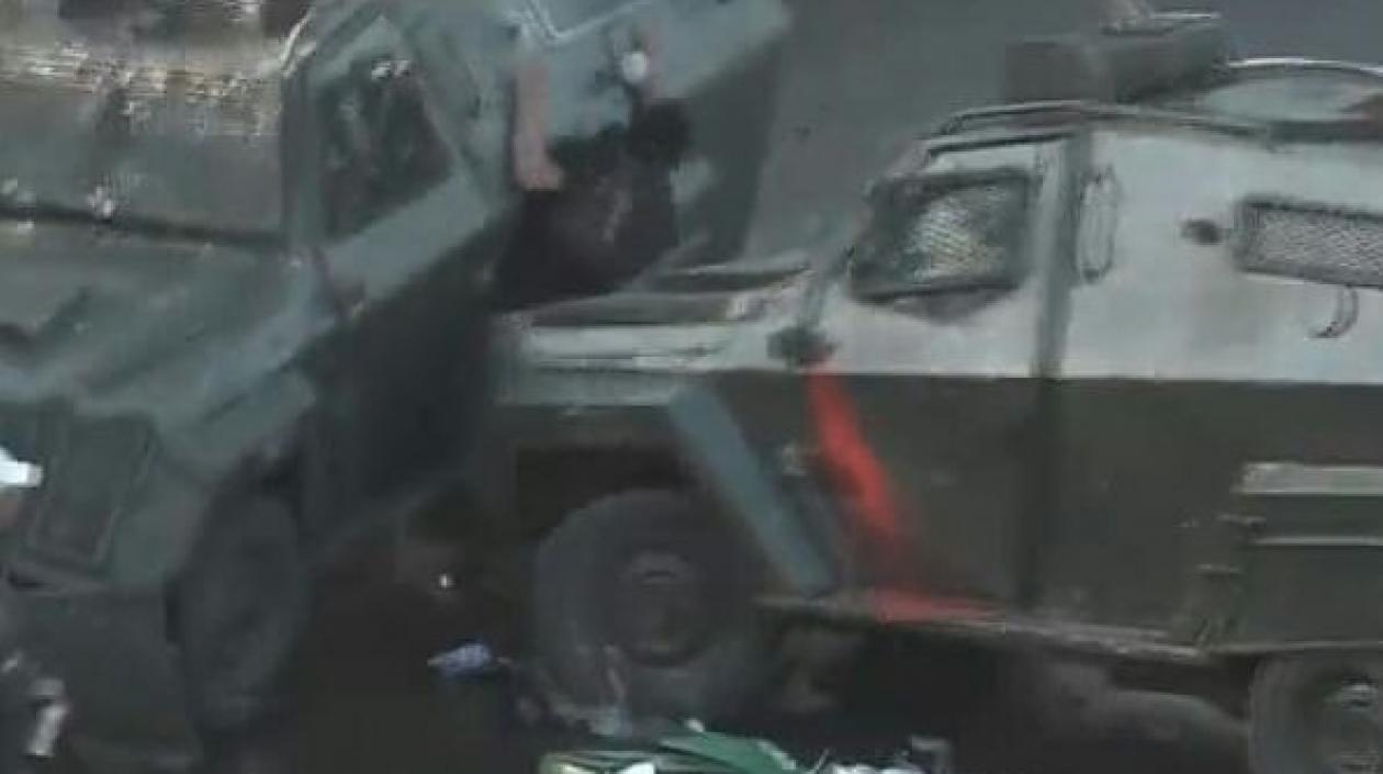 Momento en el que la tanqueta atropella al joven.