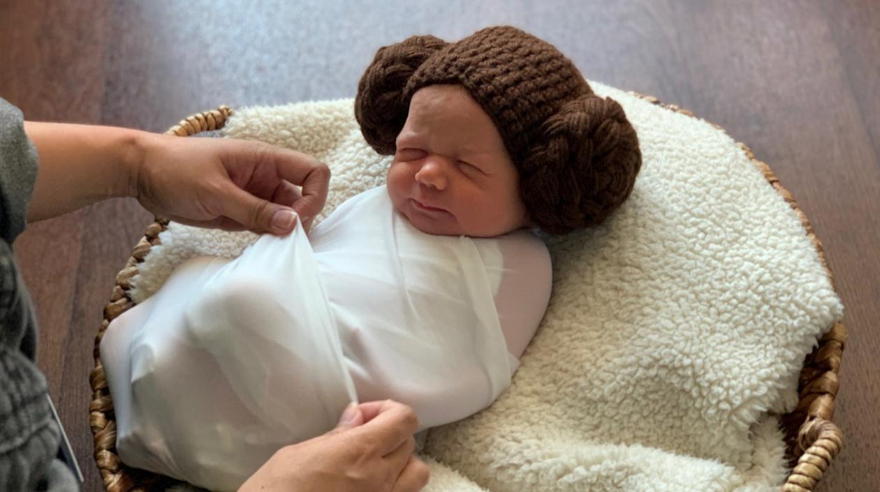 Bebé vestida como la princesa Leia, personaje de la cinta.