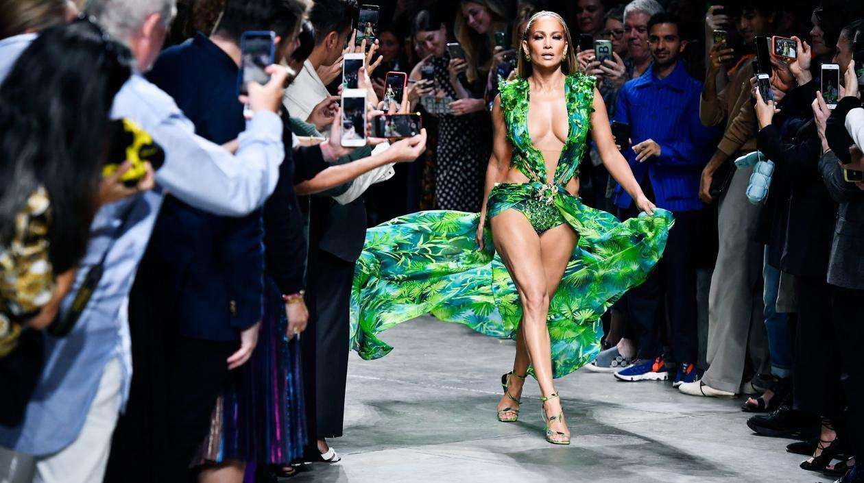 Jennifer Lopez durante la pasarela de Versace en Milán 2019.