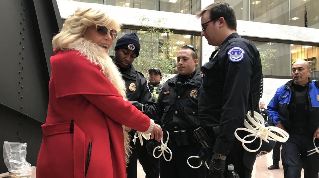 La actriz Jane Fonda en el momento de su arresto.