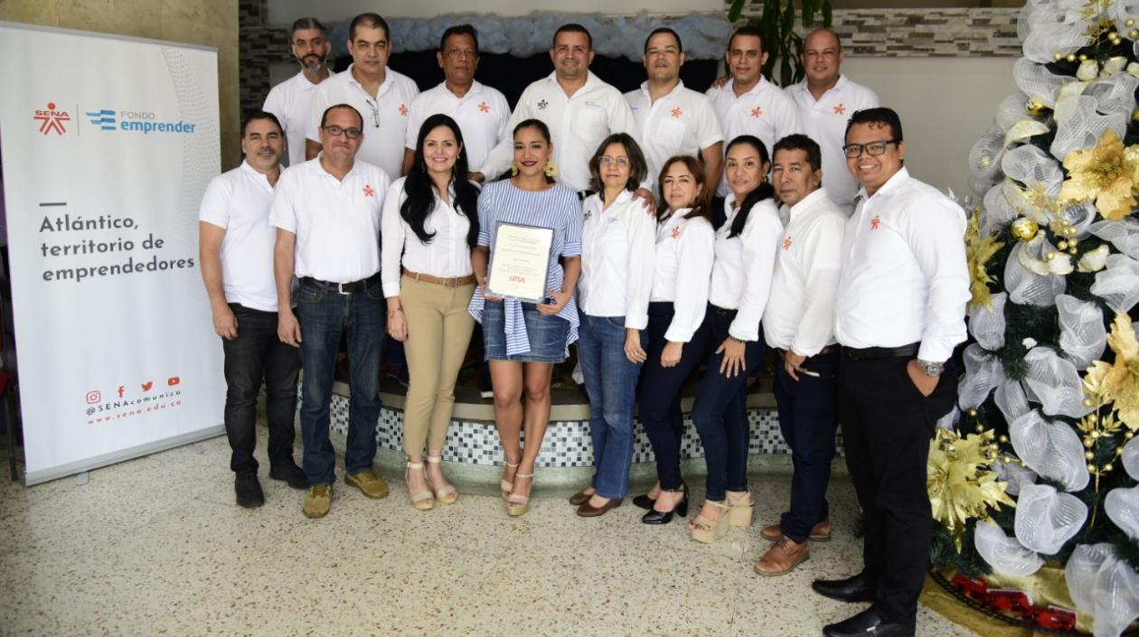 Funcionarios de la seccional Atlántico con la certificación.