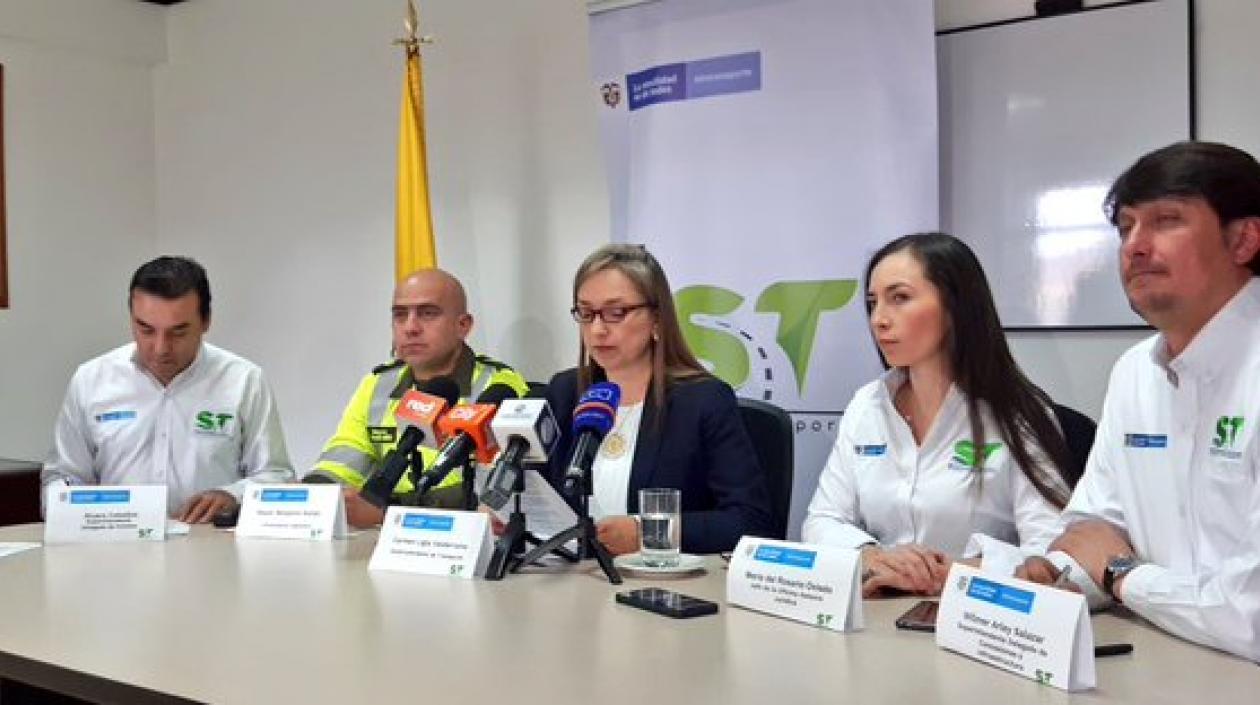 Carmen Valderrama Rojas, superintendente de Transporte (centro).