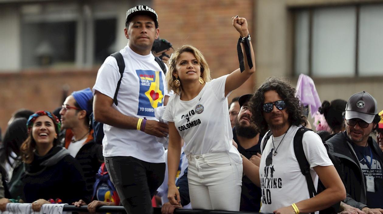 El actor Santiago Alarcón y la cantante Adriana Lucía en 'Un Canto por Colombia en la calle'.
