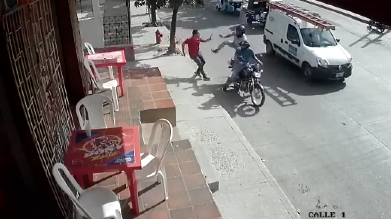 El ladrón salió corriendo tras la víctima descubrir que no tenía ninguna arma y recuperó su celular.