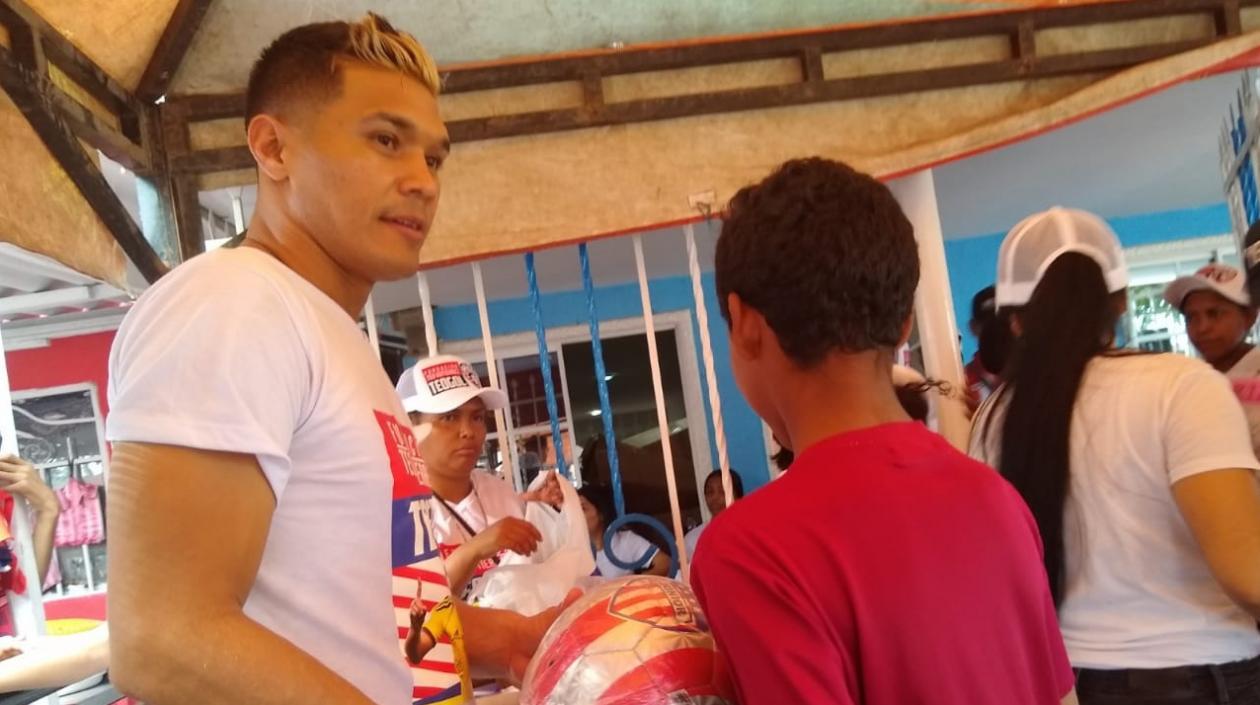 Teo entregó regalos en el barrio La Chinita.