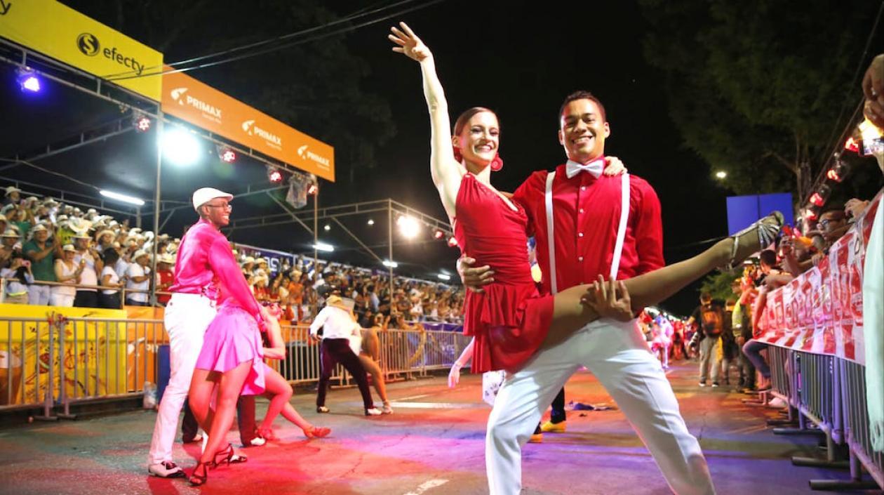 Artistas desfilando en el salsódromo caleño.