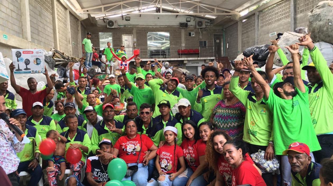 Recicladores en la fiesta de Navidad ofrecida por la Asociación de Recicladores Puerta de Oro Barranquilla.