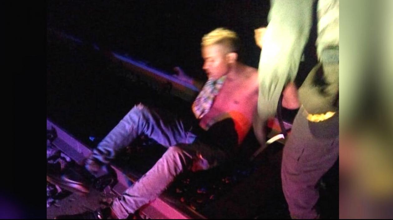 El joven al parecer se quedó dormido por exceso de tragos.