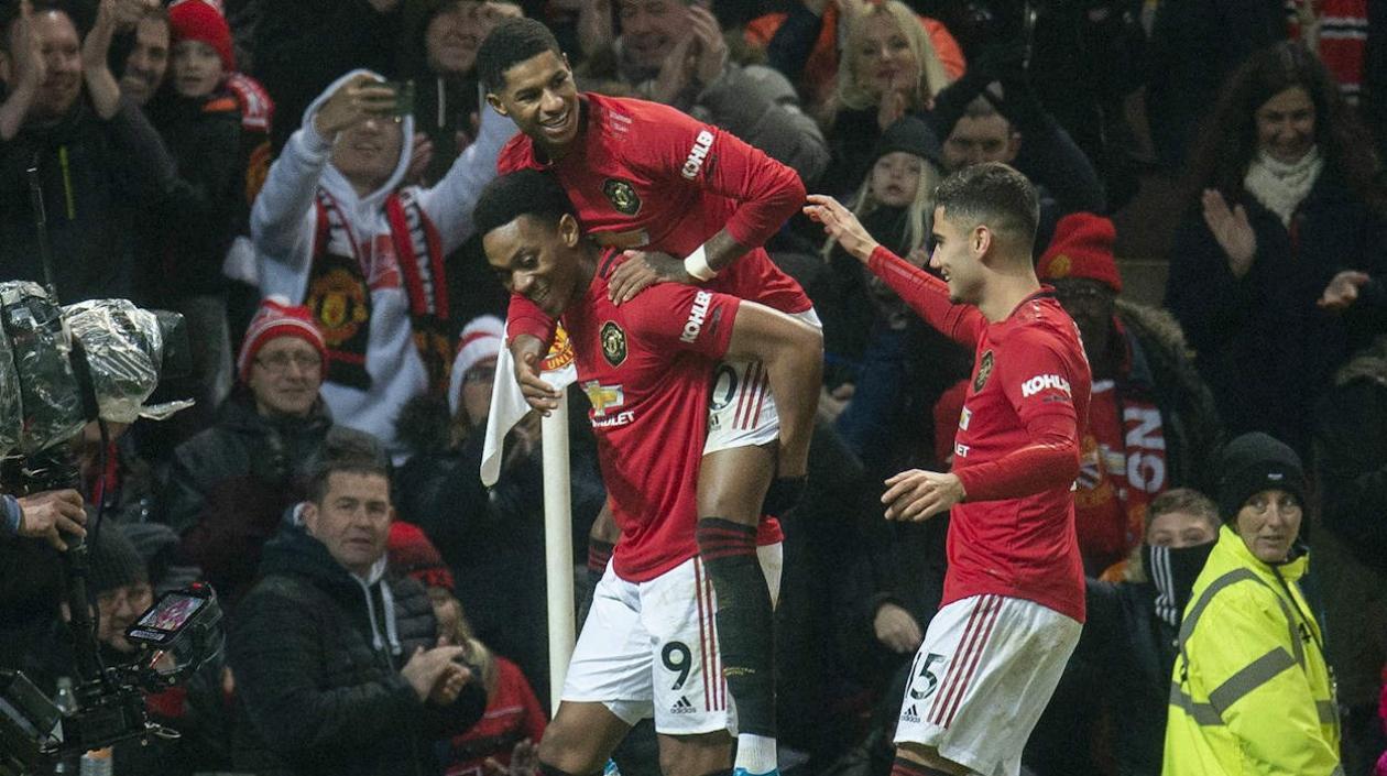 Anthony Martial celebra con sus compañeros uno de los tantos del triunfo. 