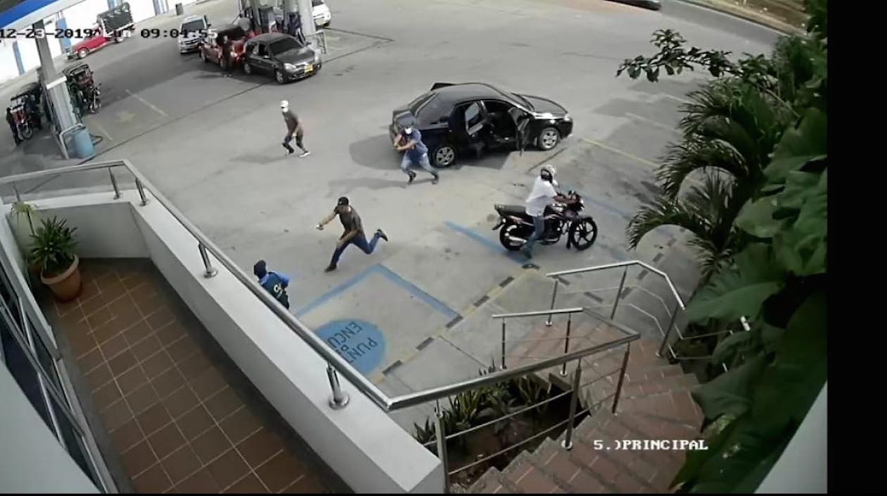 Los delincuentes al momento de cometer el asalto.