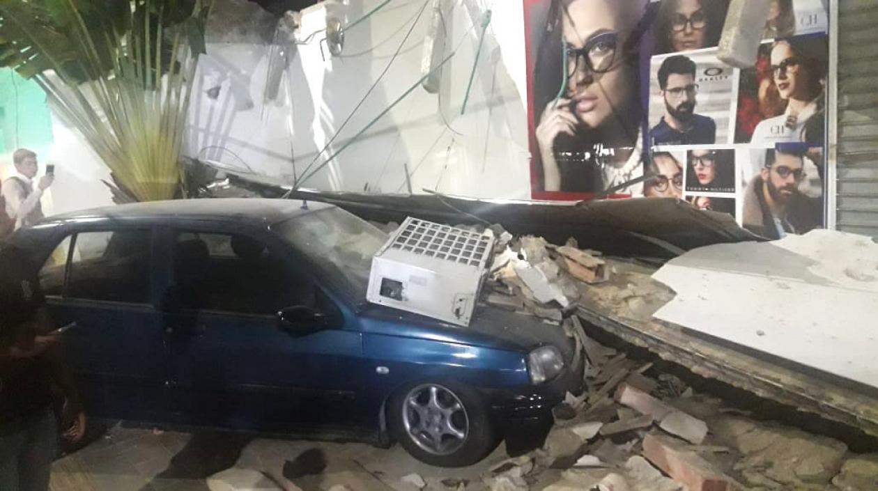 Así quedó el vehículo tras el derrumbe.