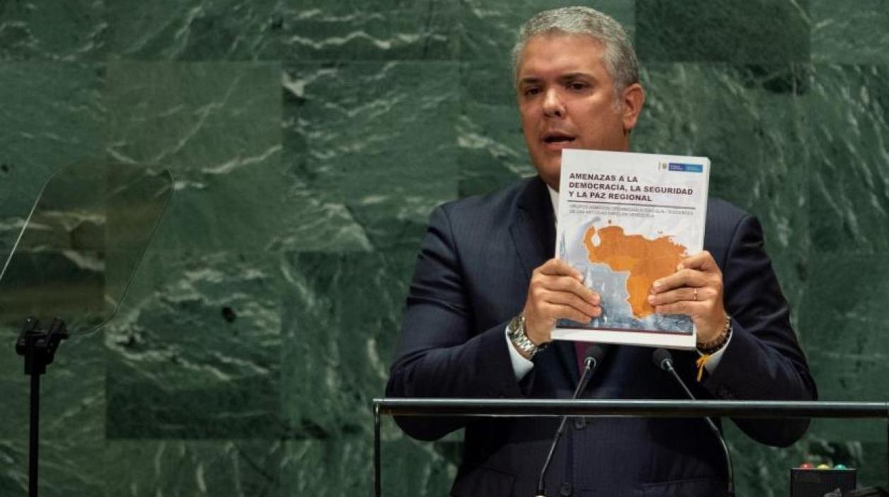 Presidente Iván Duque con el famoso 'dossier' en las Naciones Unidas.