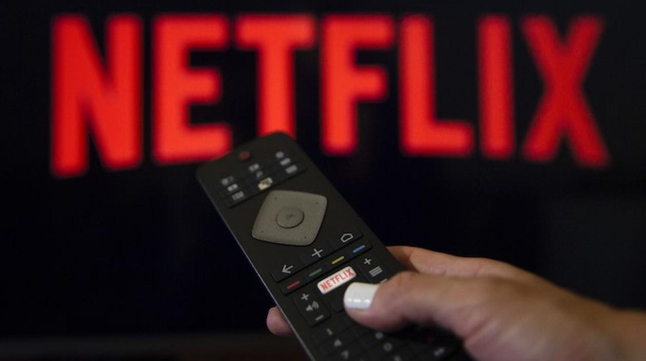Persona utilizando la plataforma Netflix.