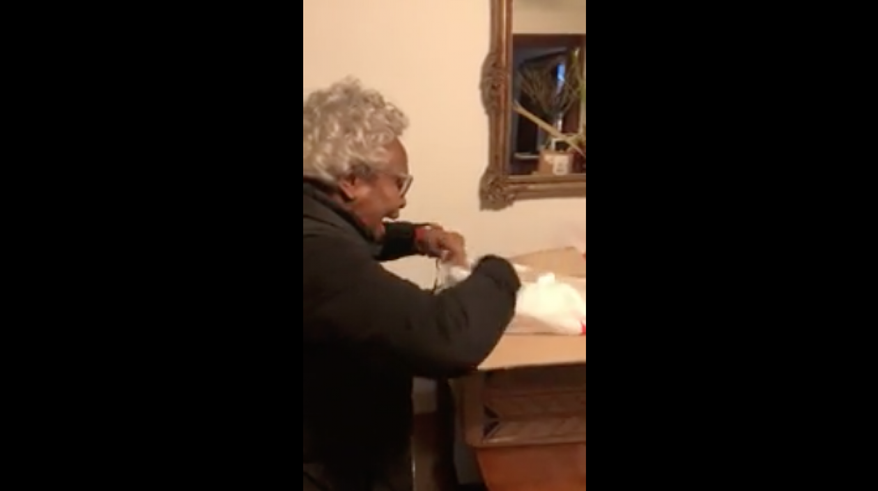 Momento en que la abuela abre el regalo.