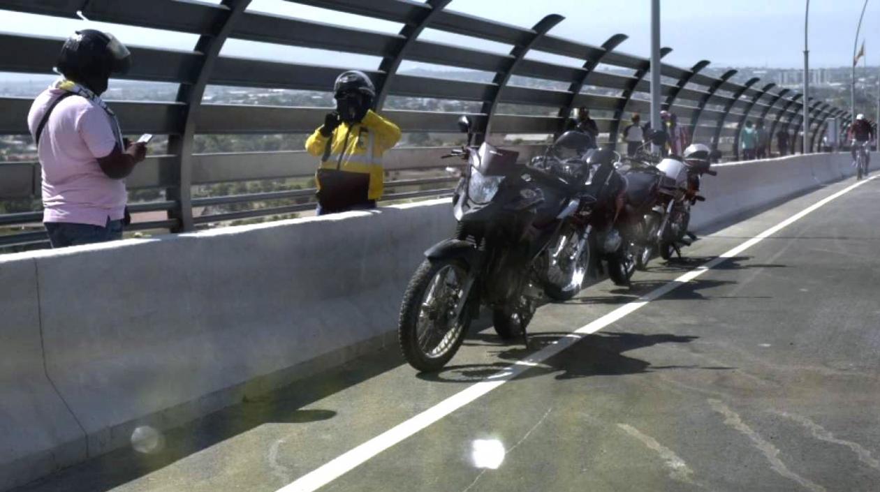 Motociclistas parquean sus motos para tomarse fotos.