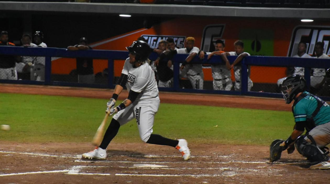 Caimanes no logró conectar bien con el madero pero aprovechó para ganar.