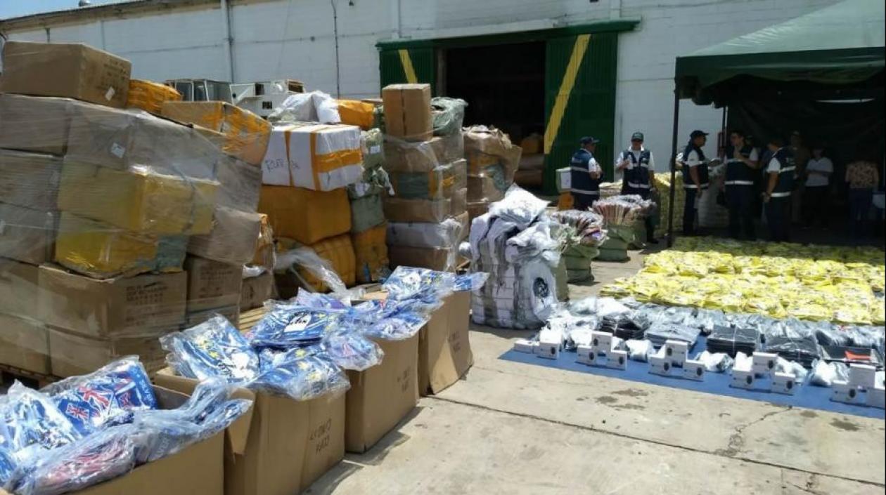 180 mil camisetas "chinas" de la selección Colombia incautadas por la DIAN en Barranquilla
