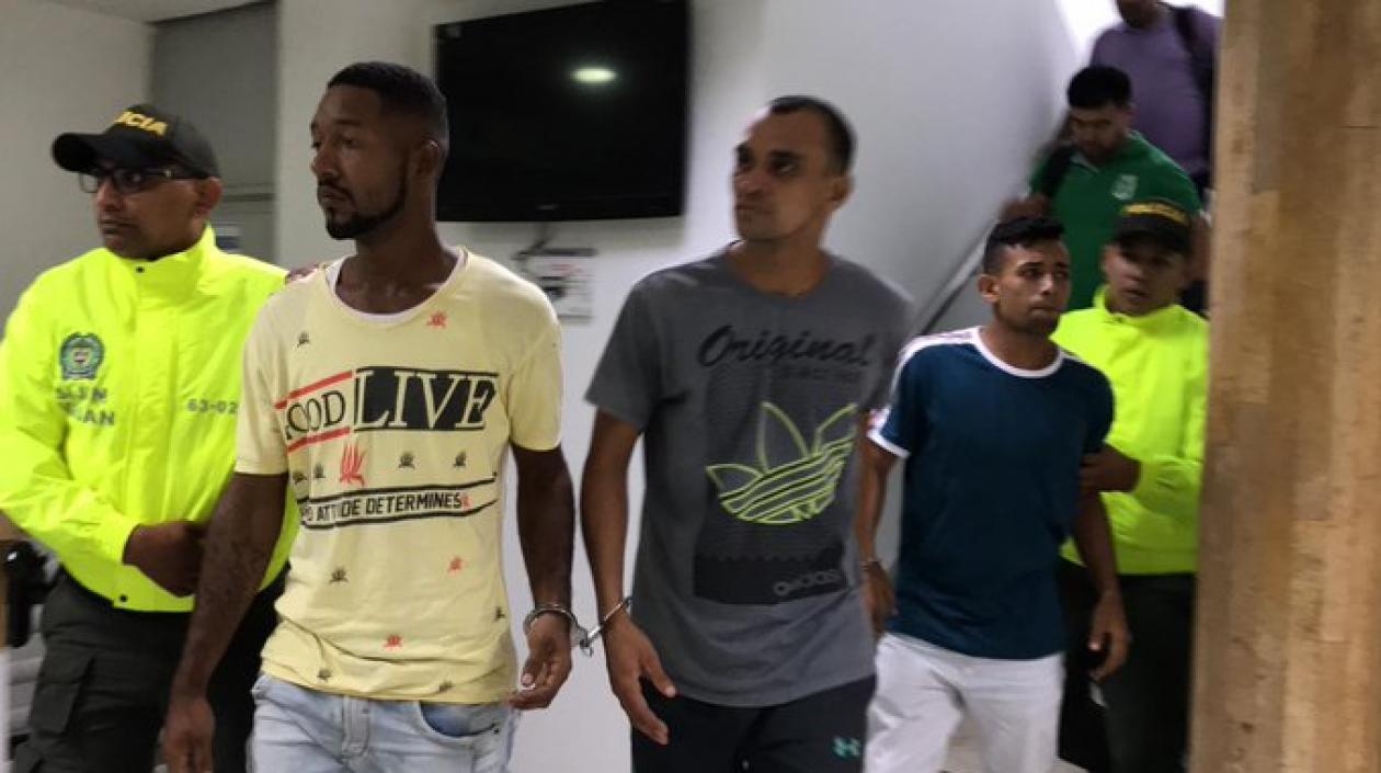 Los tres capturados.