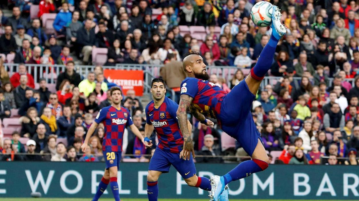 Arturo Vidal hace una chilena. 