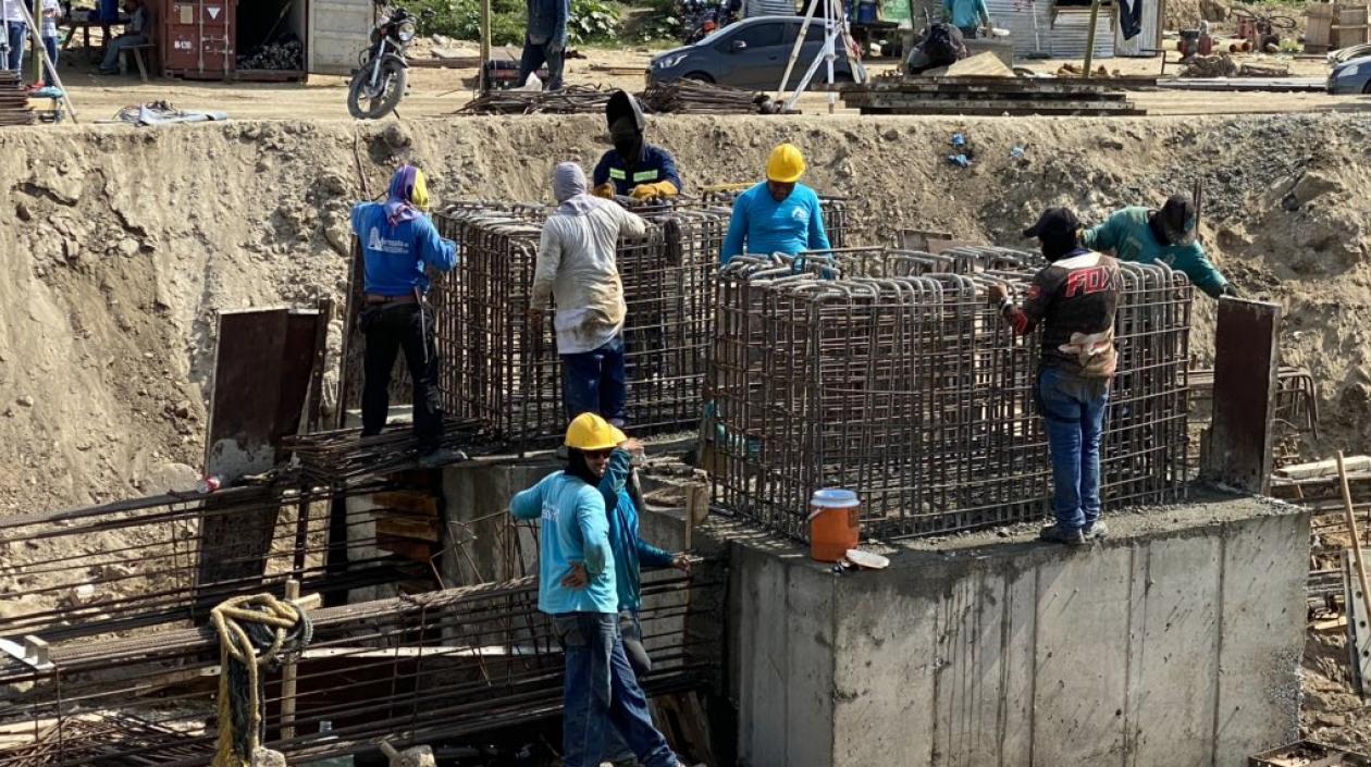 Los obreros terminaron de construir las bases de la Aleta del Tiburón. 