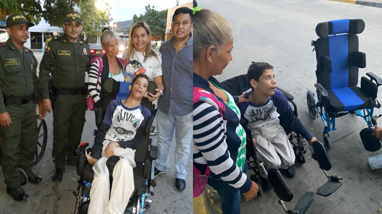 Entrega de la silla al joven con discapacidad.