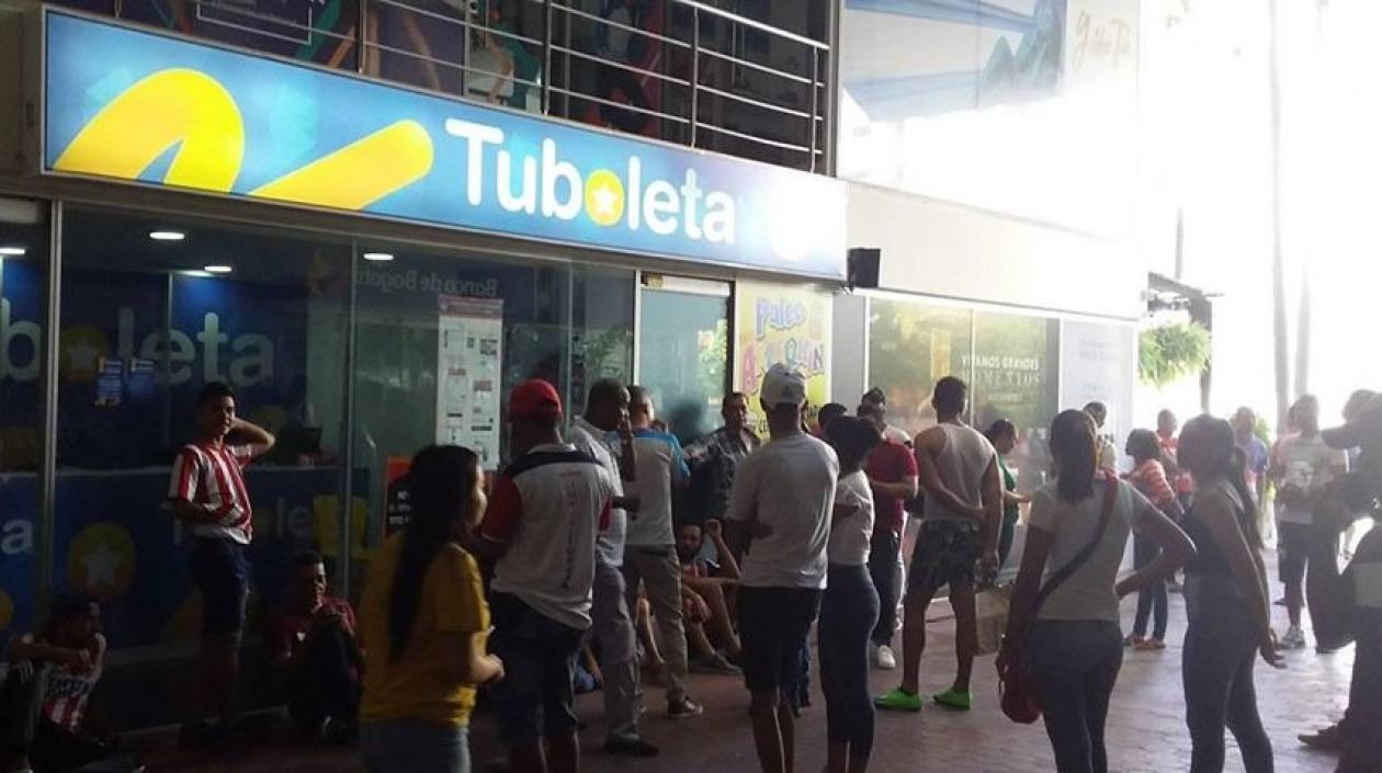 Hinchas a las afueras de las oficinas de TuBoleta. 