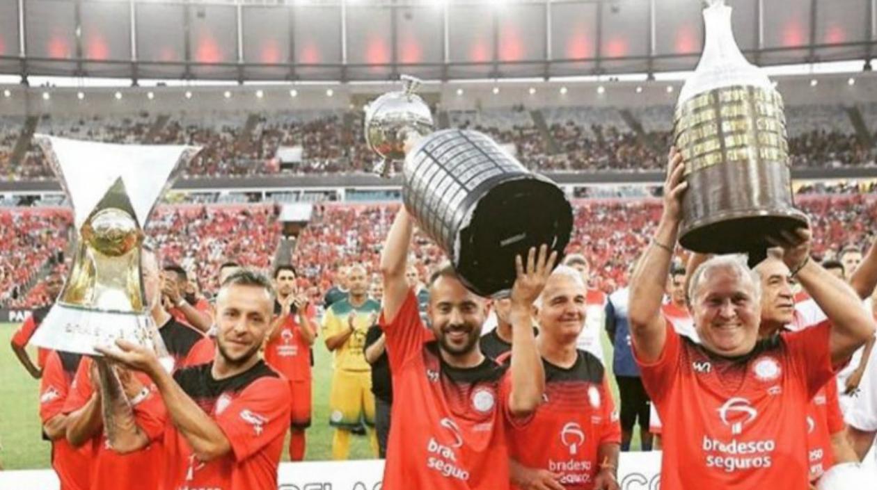 Zico celebra con la Copa Libertadores. 