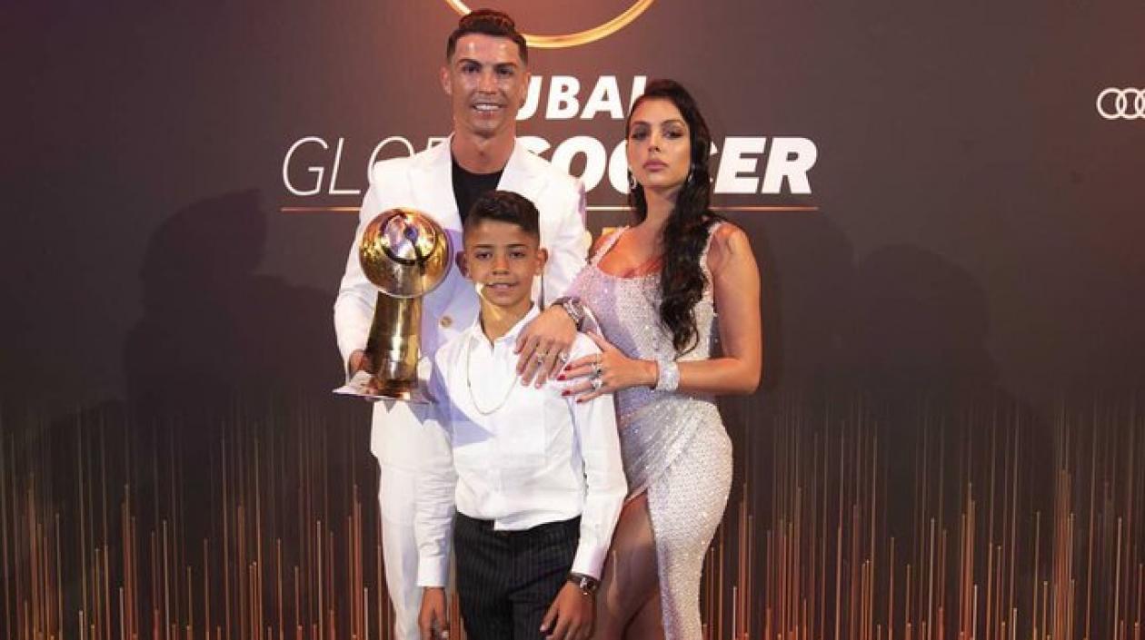 Cristiano Ronaldo con el premio.