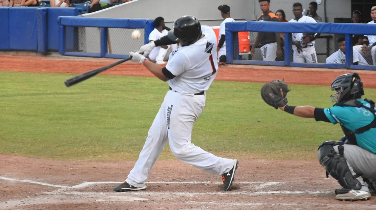 Edilberto Mendoza consume su turno al bate.