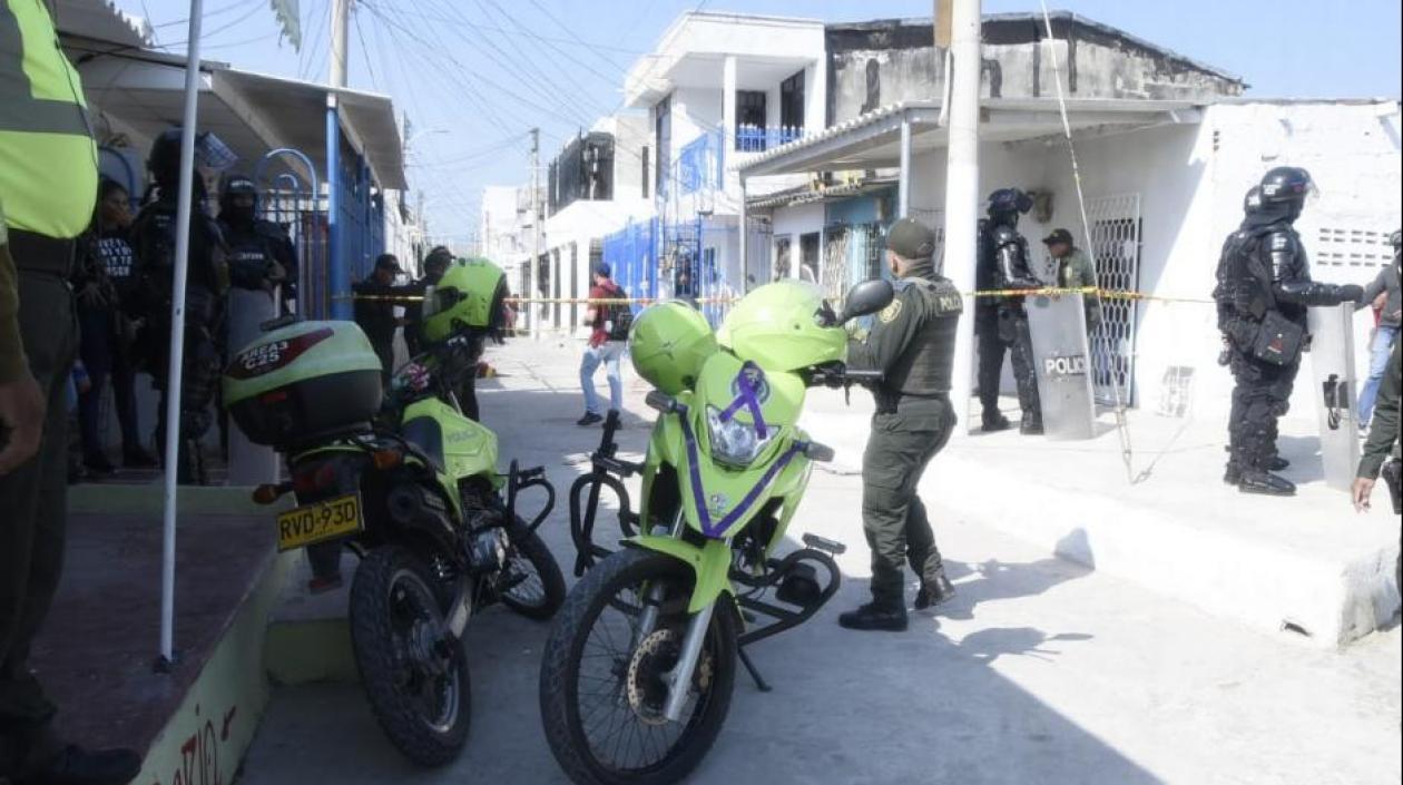 La Policía hizo presencia donde ocurrió la masacre en el barrio Universal, el pasado 26 de enero.