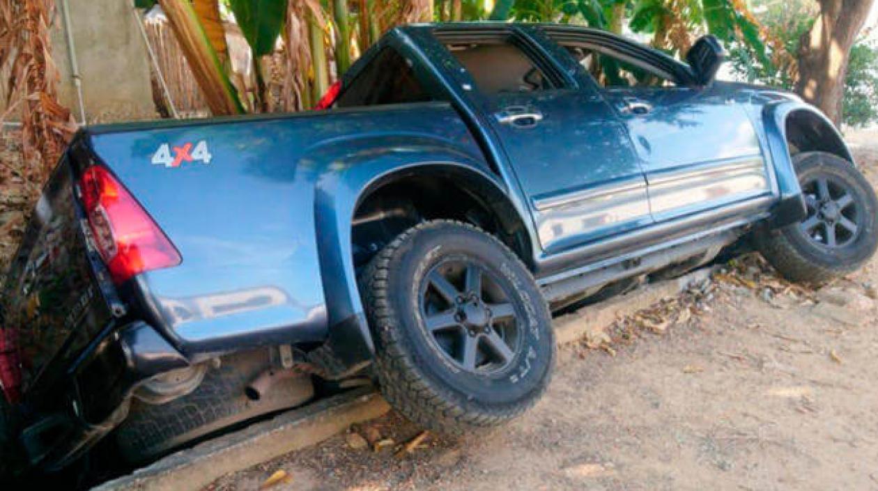 Así quedó la camioneta del alcalde de San Cayetano.