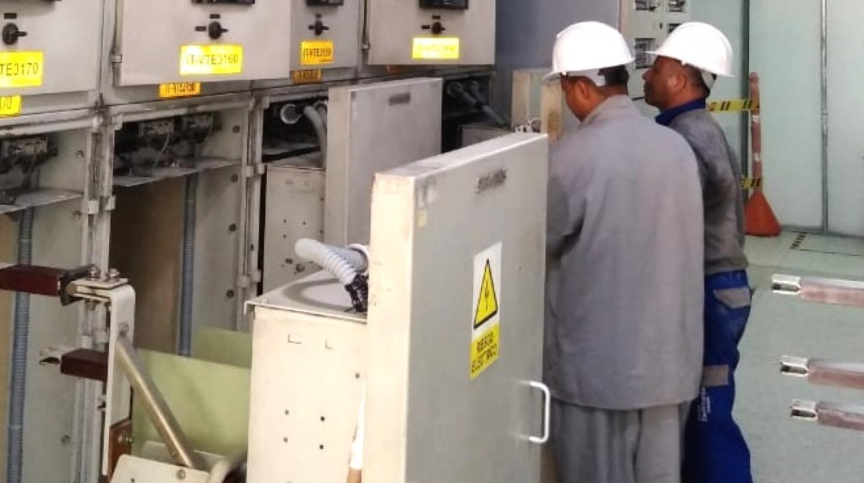 Técnicos de Electricaribe durante la reparación de la avería.