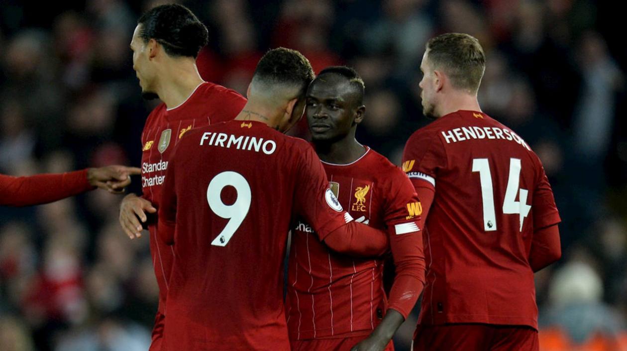 Roberto Firmino felicita a Mané. 