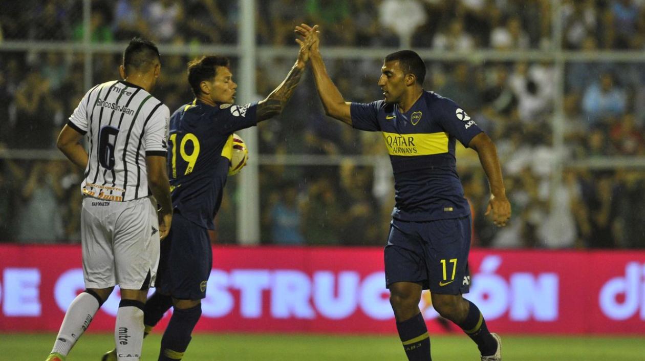 Ramón Ábila celebra uno de los goles de Boca. 