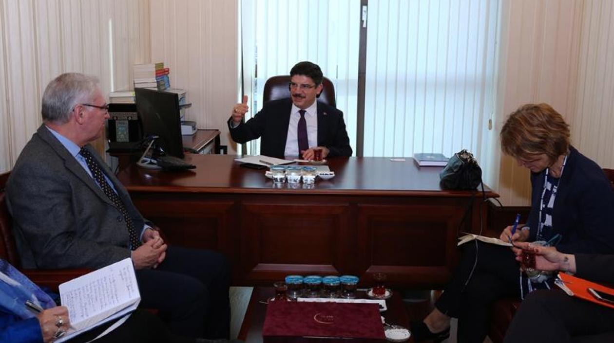 Agnes Callamard (derecha), enviada especial de la ONU para ejecuciones y Yasin Aktay (centro).