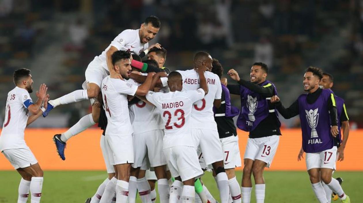 Jugadores de Catar celebran uno de los goles del titulo. 