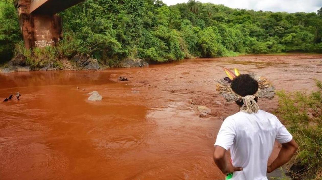 Fotografía cedida por la Fundación Nacional del Indio (FUNAI) que muestra a un indígena en los márgenes de la represa que se derrumbó, en Brumandinho (Brasil).