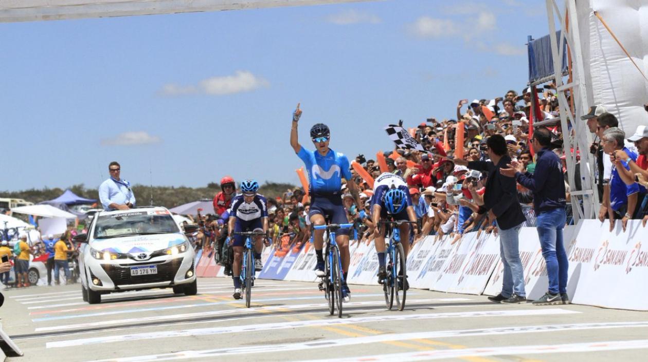 Winner Anacona se impone en la meta del Alto del Colorado. 