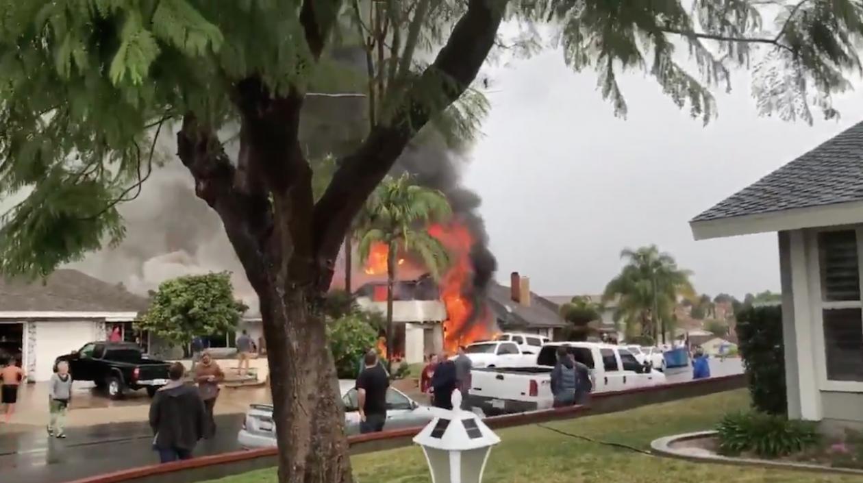 El accidente también produjo un incendio en el lugar.