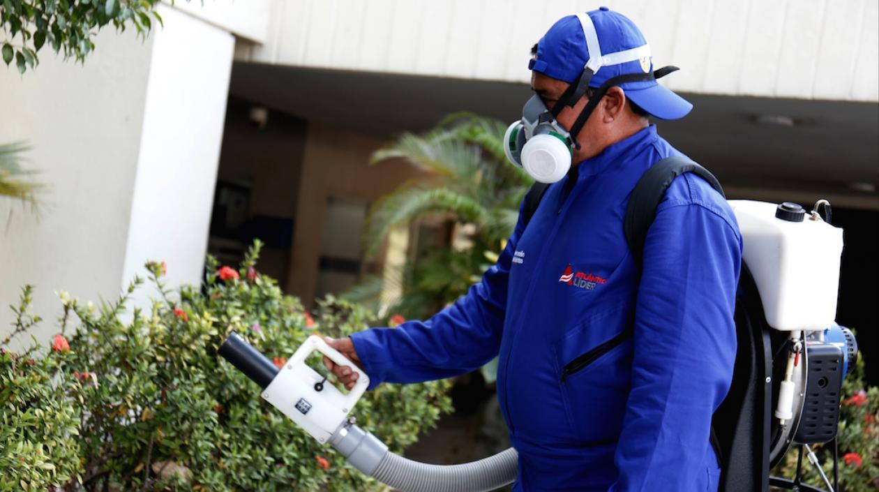 Labores de fumigación en el Cari E.S.E.