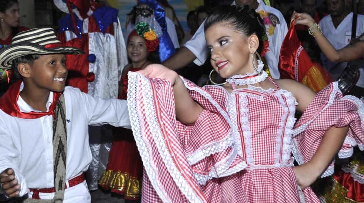 Valentina Villalobos Romero y Stefín Algarín Puello, reyes infantiles del Carnaval en Polonuevo.