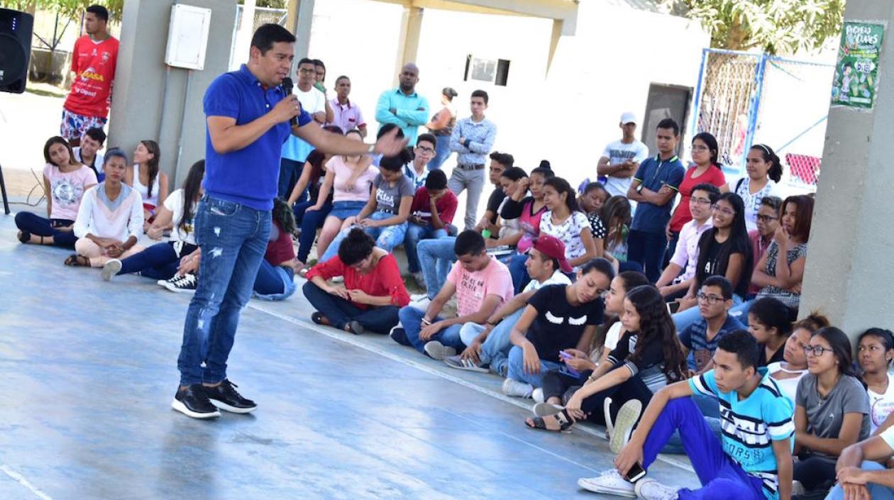 El Alcalde Efraín Bello socializando la iniciativa.