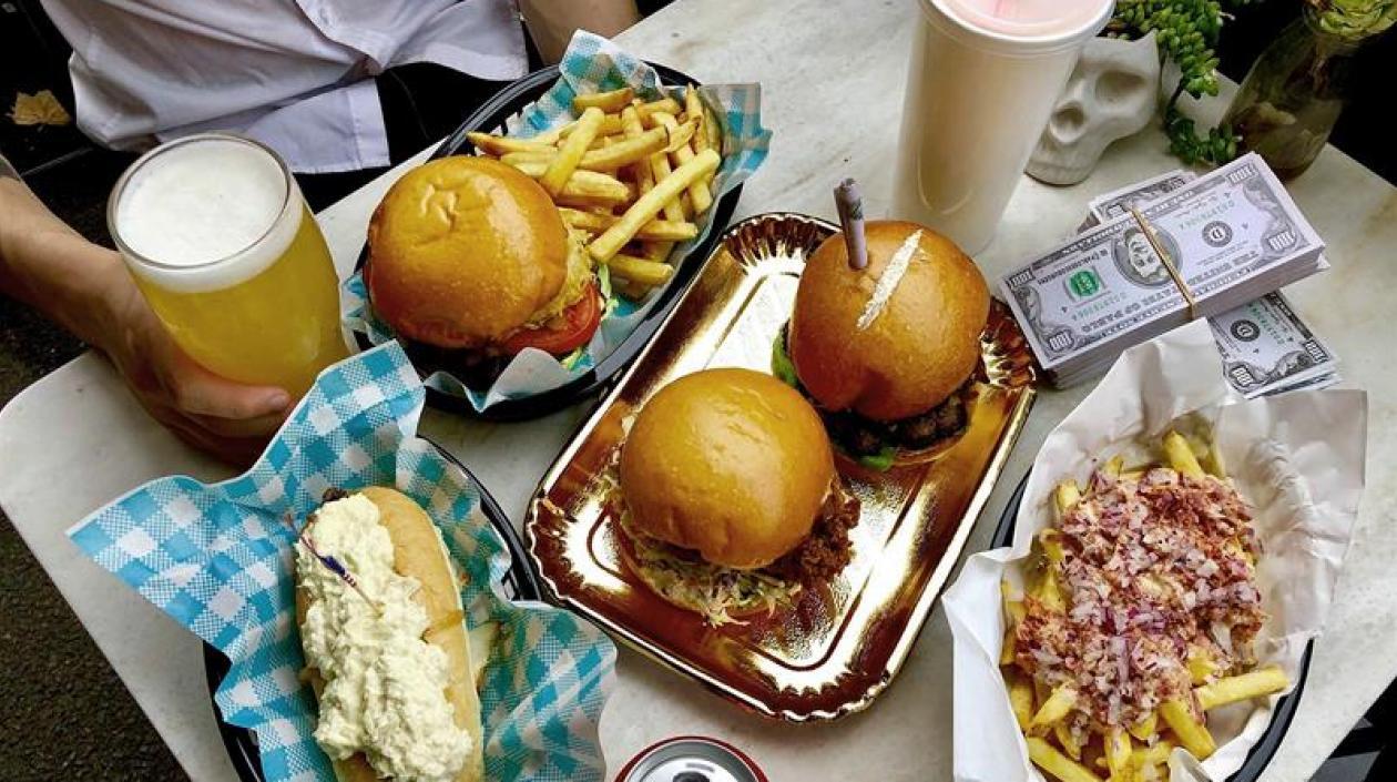 Fotografía facilitada por Pablo's Escoburger, una hamburguesería que lleva el nombre inspirado en el fallecido narcotraficante colombiano Pablo Escobar.