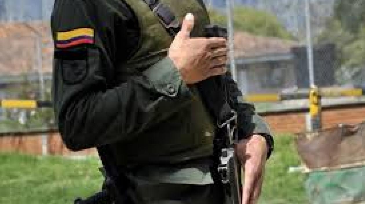 Compañeros lograron persuadir al uniformado.