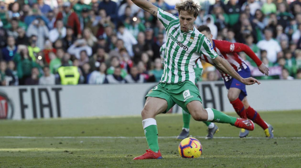 Sergio Canales dispara el penal de la victoria. 