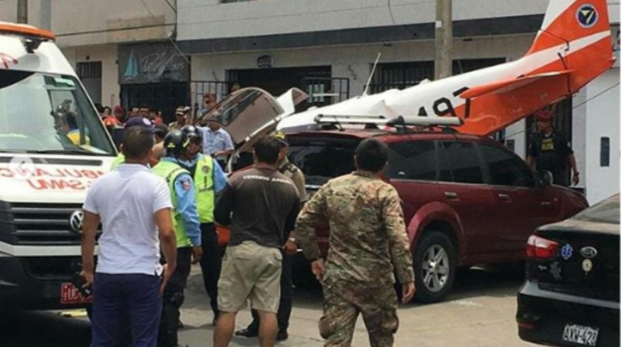 La aeronave planeó sobre la vía y a muy poca distancia del suelo impactó contra un poste de electricidad.
