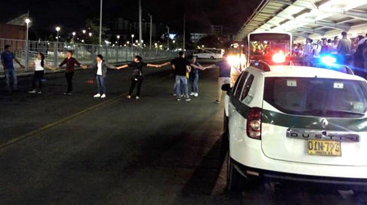 Estudiantes bloqueando la estación Joe Arroyo tras ser asaltados.
