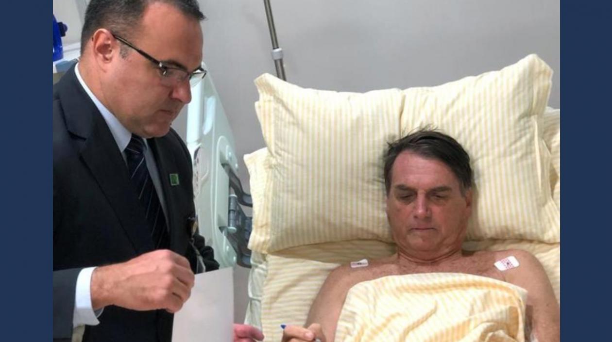 Fotografía cedida por la Presidencia que muestra donde muestra al mandatario de Brasil, Jair Bolsonaro (d), trabajando en el cuarto del hospital Albert Einstein.