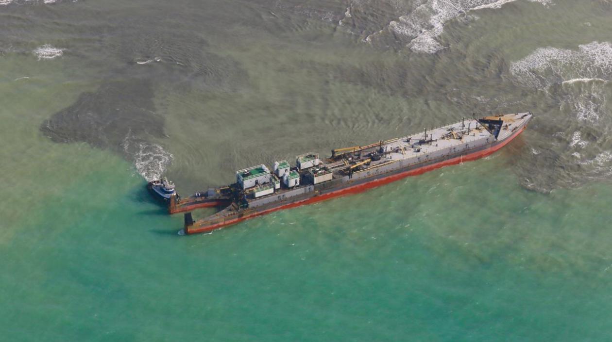 Labores de remolque de la barcaza Sea Marlin de Puerto Escondido, Córdoba. 