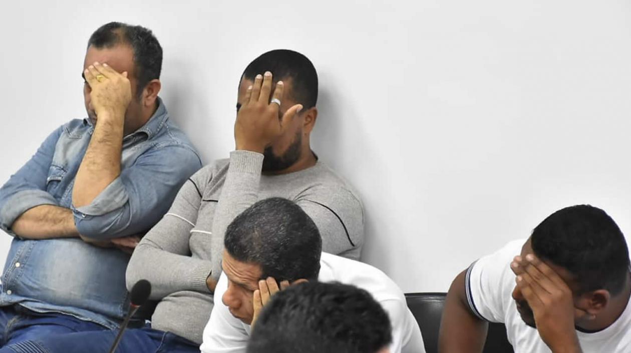 Los imputados en la sala de audiencia. 